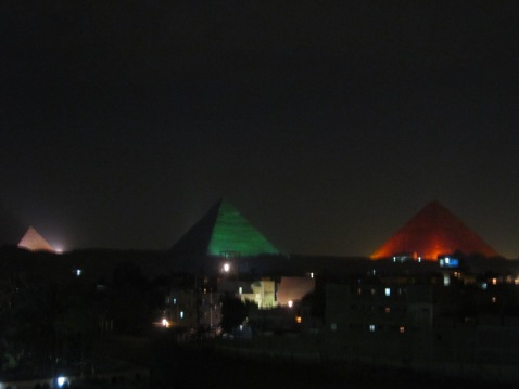 Vista para o show de luzes das pirâmides de Giza (apesar da desfocagem)